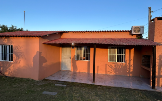Três casas mobiliadas